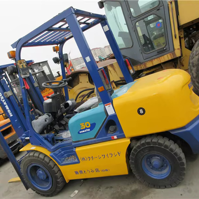 Negozi di materiali da costruzione utilizzati Komatsu FD30 carrello elevatore 3 tonnellate diesel nel 2012