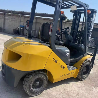 Camione elevatore a forchetta diesel Komatsu da 3 tonnellate per officine di riparazione di macchinari a Shanghai in Giappone