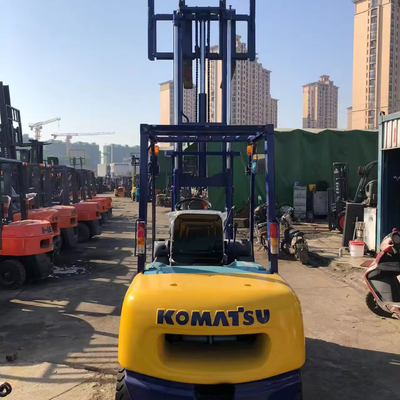 Camioni elevatori diesel Komatsu da 3 tonnellate con dimensioni 2,6*1,2*2,8 provenienti dal Giappone