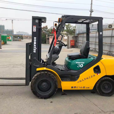 3 tonnellate di motore diesel FD30 con trasmissione automatica e carrelli elevatori Komatsu usati