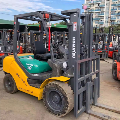 Camione elevatore KOMATSU FD30 usato con sollevamento laterale e larghezza di forcella 1.6M a prezzi accessibili