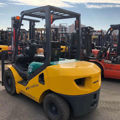 30 Komatsu FD30 Tre tonnellate di carrello elevatore usato con tre stadi di mastelli duplex Giappone Original