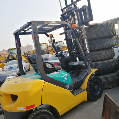 Reasonable Komatsu FD25 FD30 Diesel forklift in Giappone 2,5 tonnellate 3 tonnellate con cambio laterale