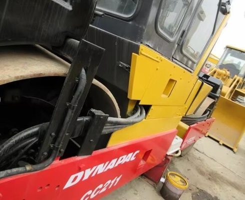 Compattatore vibratore di seconda mano Dynapac CC211 Used Road Roller dalla Svezia